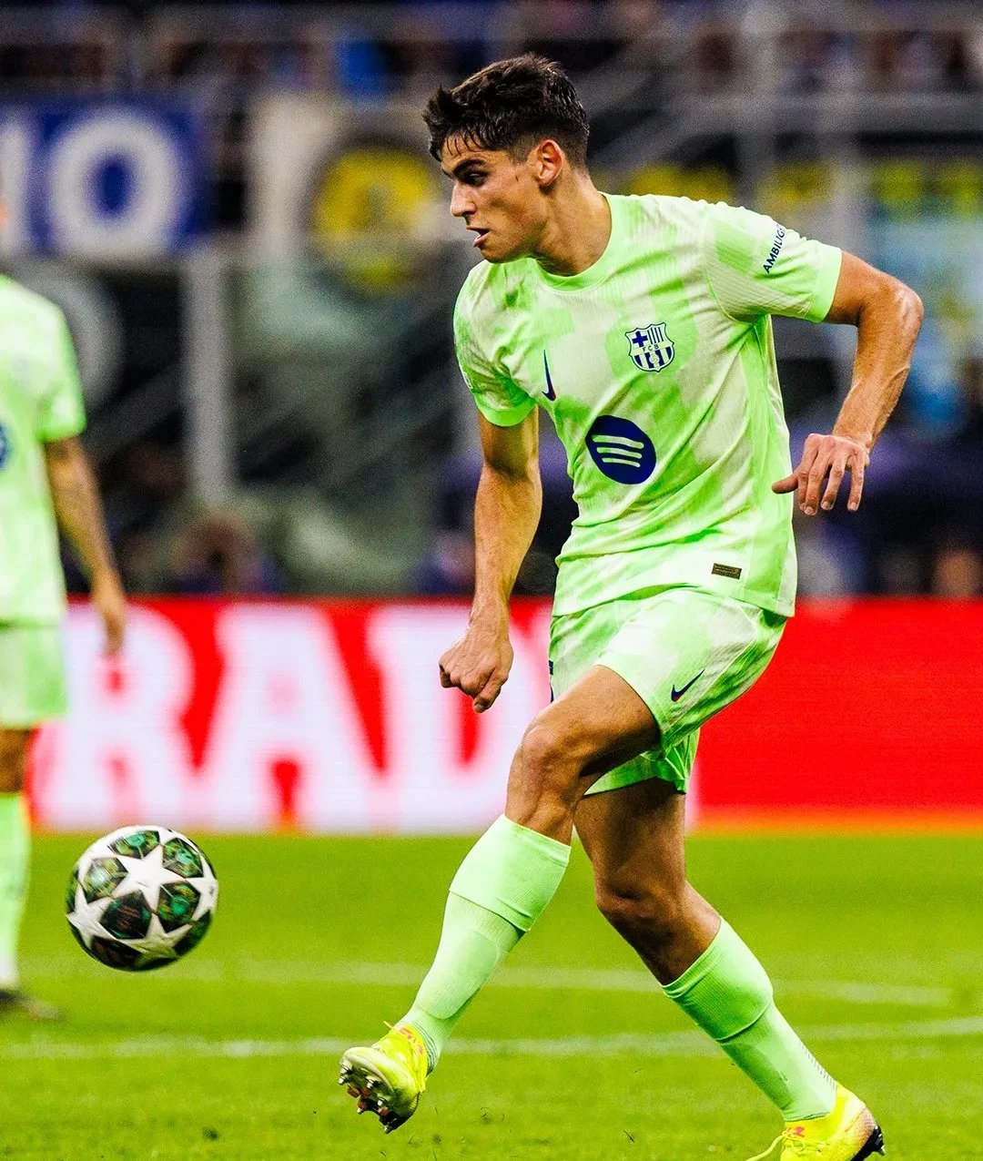 窗口期体能课后，巴塞罗那主帅复盘备战德甲，球迷炸锅，纪律约束更严格