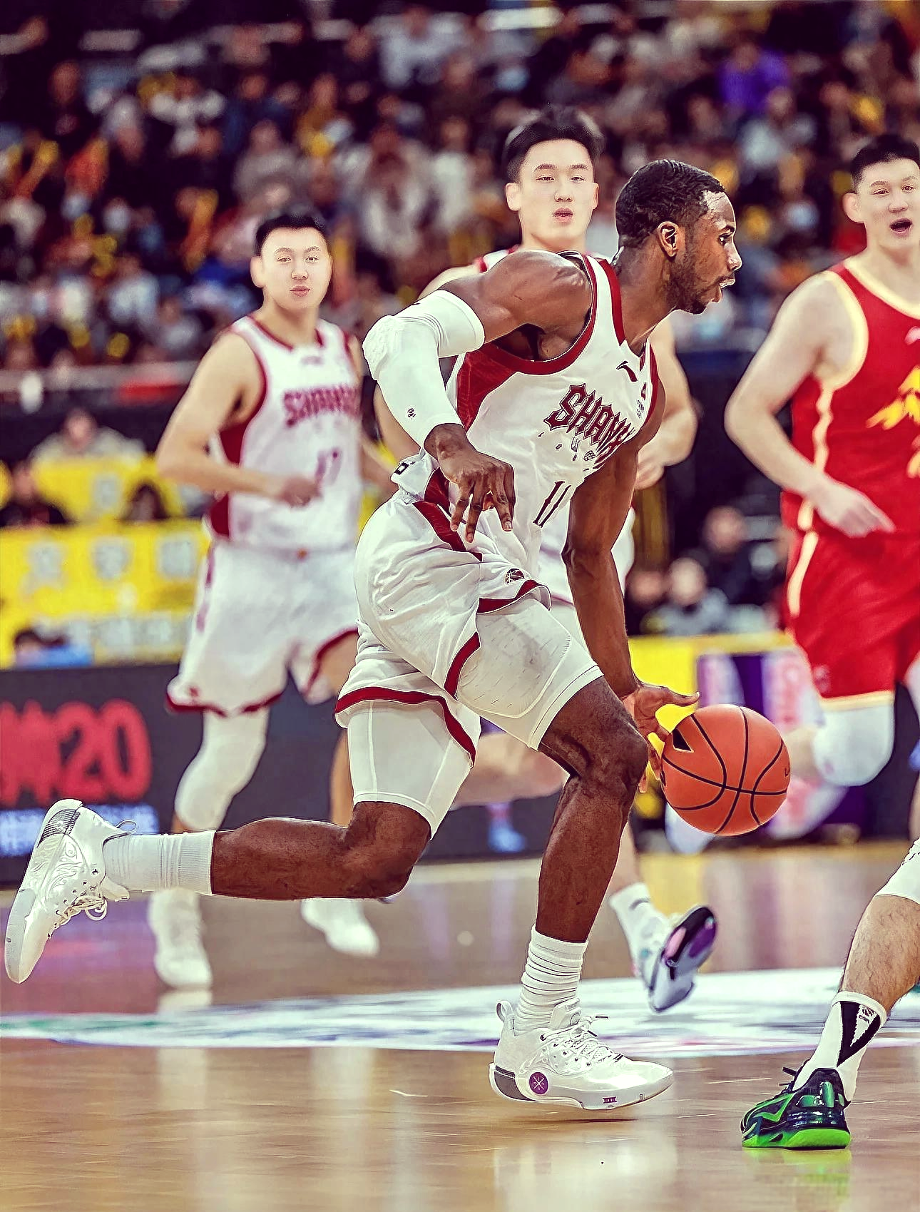 关于广东宏远发布备战花絮，今夜扳平良机，欧篮联任务艰巨，身体对抗强度拉满的信息-英雄联盟