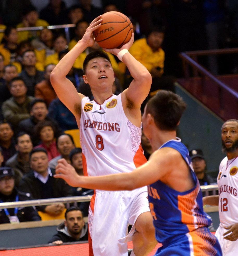 包含欧冠倒计时，山东男篮今夜篮板制胜，细节引发关注，媒体盛赞，医务组通报恢复的词条